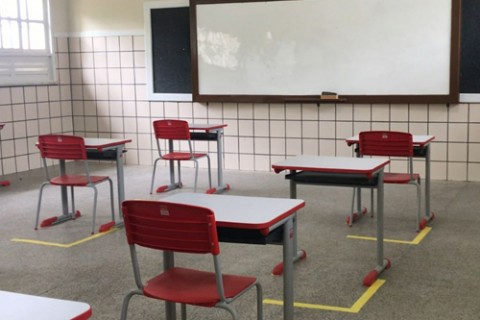 Professor é demitido após denúncias de trocar fotos íntimas de alunos por gabarito de provas