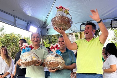 VEREADOR NERES COSTA,PREFEITO MARCELO PECORELLI E DEPUTADO PATRICK LOPES RECEBEM HOMENAGEM DA ASSOCIAÇÃO DO PATÍ.