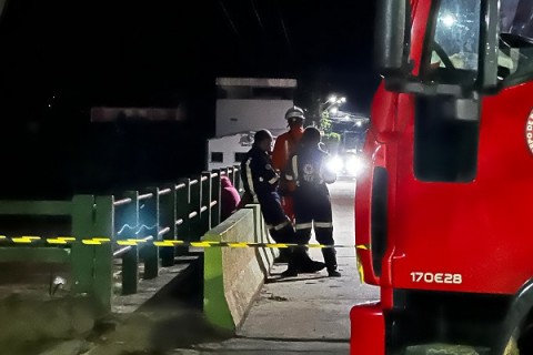 Adolescente é imobilizada e resgatada pelo Corpo de Bombeiros na ponte do Japomirim