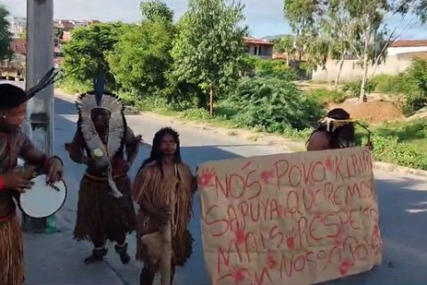 Jequié: Indígenas protestam contra reintegração de casa ocupada por idosa de 71 anos