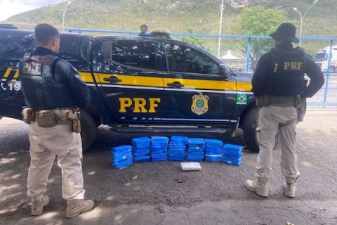 Jequié: PRF apreende 58 kg de cocaína em veículo e prende traficante