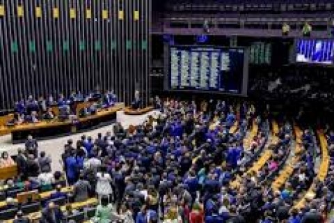 Câmara aprova projeto que reduz penas de investigados por atos antidemocráticos