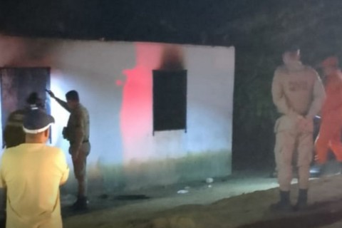 Mãe e três filhos morrem em incêndio dentro de casa no sul da Bahia