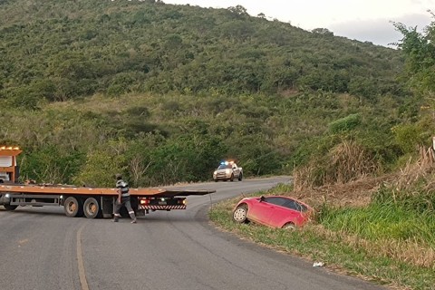 Carro tomba na curva da BA 547