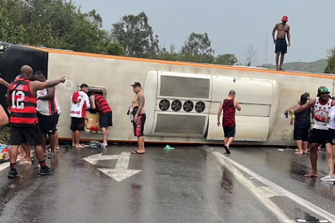 Ônibus com torcedores do Flamengo tomba na Dutra a caminho da Argentina e deixa dezenas de feridos