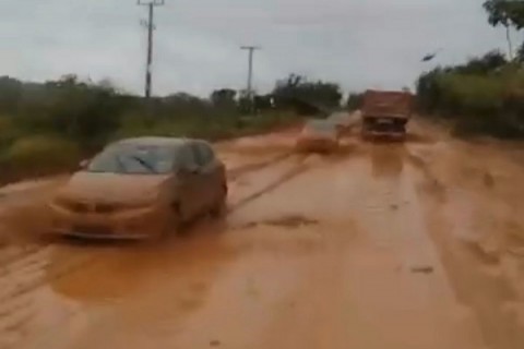 A BR-030 e o atoleiro na Península de Maraú