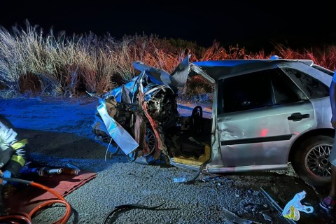 Dois homens ficam feridos após colisão entre carro e carreta no Entroncamento de Jaguaquara