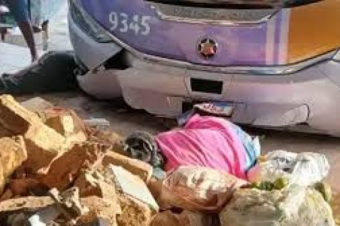 Motorista de ônibus que invadiu local em Itambé e causou mortes diz ter passado mal, aponta polícia