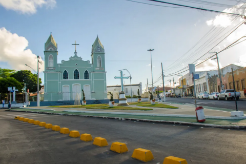 Polícia resgata crianças de 8 e 9 anos que se esconderam em cima de estepe de caminhão para conhecer praia na Bahia