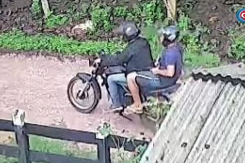 Mulher é assaltada por dupla em moto na zona rural de Ipiaú; câmera flagrou ação criminosa