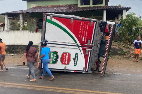 Caminhão de empresa de Ibirataia tomba e atinge residência na BR-420, no Vale do Jiquiricá