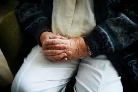 Idoso é vítima de golpe após aceitar ‘oração’ dentro da própria casa na Bahia