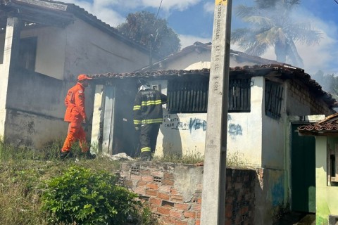 Bombeiros finalizam ocorrência de combate a incêndio em casa e encontram corpo carbonizado em imóvel, em Jaguaquara