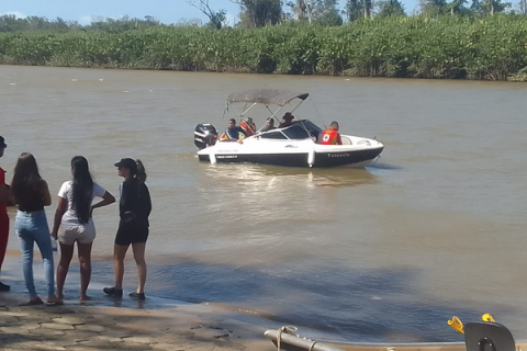 Homem salva família e morre afogado após barco virar em rio no extremo sul da Bahia