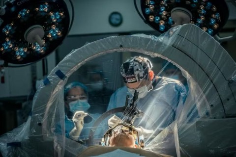 Colombiana é a primeira no mundo a passar por cirurgia inédita para depressão crônica