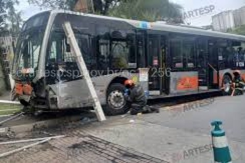 Ônibus perde o controle e provoca engavetamento com 12 feridos em SP