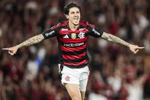 Pedro dá show com hat-trick, Flamengo enfia 8 a 0 histórico no Vitória e mantém folga na liderança do Brasileirão