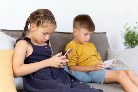 Uso de smartphone antes dos 13 anos pode afetar saúde mental a longo prazo, revela estudo