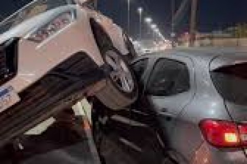 Colisão impressionante no bairro Lomanto deixa carro em cima de outro, em Itabuna