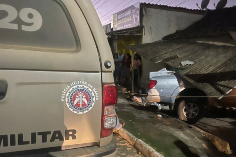 Jaguaquara: Homem morre e amigo fica ferido após caminhonete invadir lanchonete