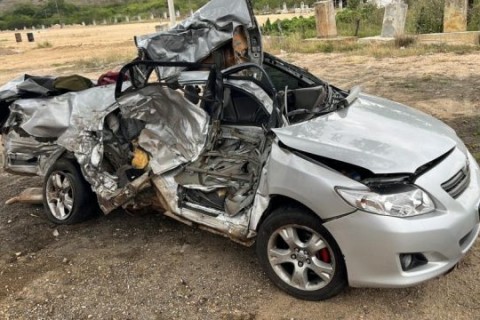 Dois irmãos e um amigo morrem após colisão entre carro e caminhão na BR-116, em Manoel Vitorino