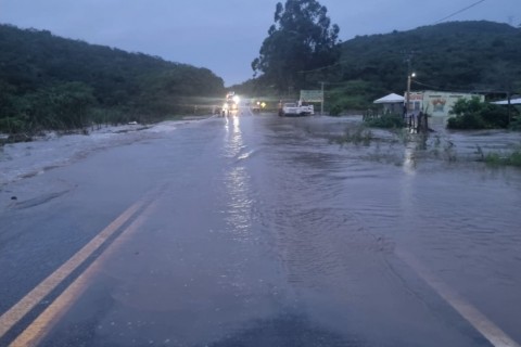 Trecho da BR-330 entre Jequié e Jitaúna é liberado após alagamento