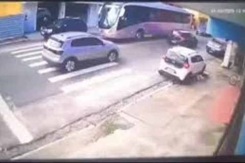 Mulher é atropelada em faixa de pedestre em Ilhéus