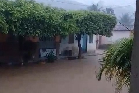 Iguaí: Chuva alaga ruas e invade casas no distrito de Ponto Chique