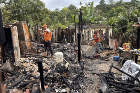 Pai, filho de um mês e enteado de três anos morrem em incêndio na Bahia