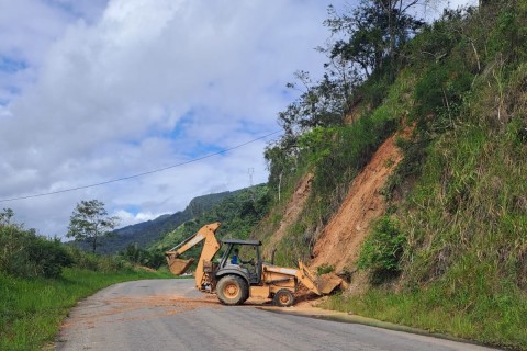 Chuvas provocam deslizamentos de terra em 3 pontos entre Jequié e Itamari