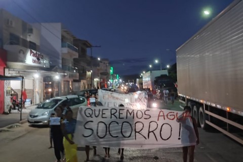 Manifestação em Manoel Vitorino, povo reivindicando a falta de água