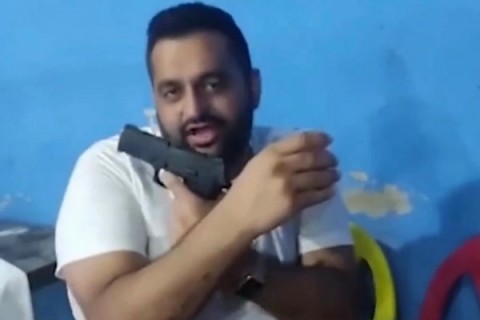 Vídeo mostra pai de acusado de matar cigana com arma em bar; suspeitos seguem foragidos