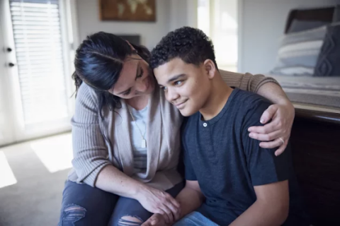 Como pais podem contribuir para a saúde mental dos filhos em meio aos desafios atuais