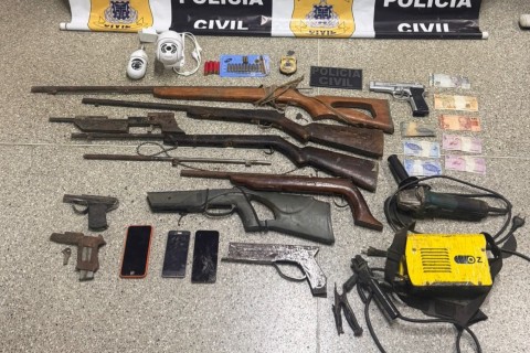 Polícia Civil apreende armas e materiais para fabricação de armamento em Jaguaquara