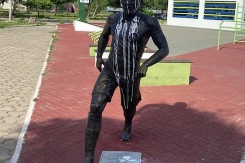 Estátua em homenagem a Daniel Alves volta a ser vandalizada por moradores em Juazeiro