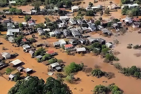 Sobe para 100 o número de mortos após enchentes que atingem o RS