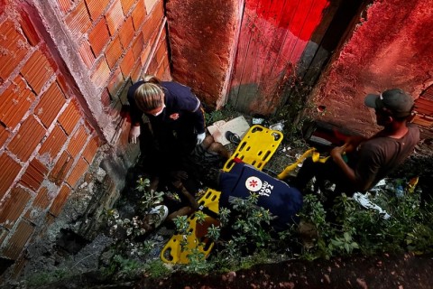 Homem aparentemente embriagado fica ferido após cair em rua no bairro Democracia