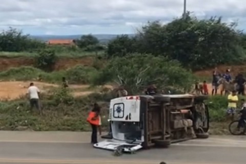 Ambulância transportando paciente tomba após ser atingida por cano na BA-262