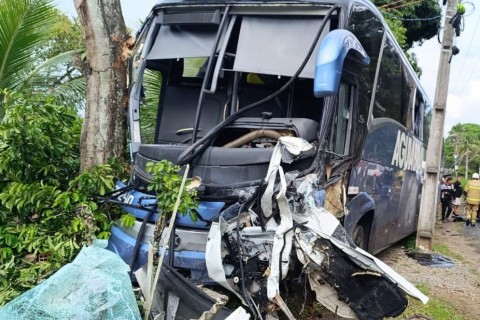 Acidente entre ônibus e pick-up deixa um morto e três feridos na Bahia
