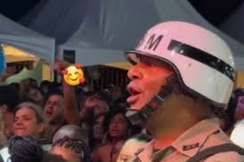 Policial militar se emociona durante show de Edson Gomes em Ituberá