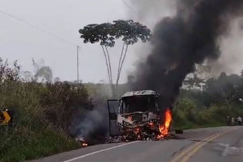 Jitaúna: Colisão entre ônibus escolar e motocicleta deixa dois mortos na BR-330