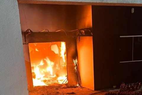 Homem é preso após incendiar casa e agredir companheira em Teixeira de Freitas