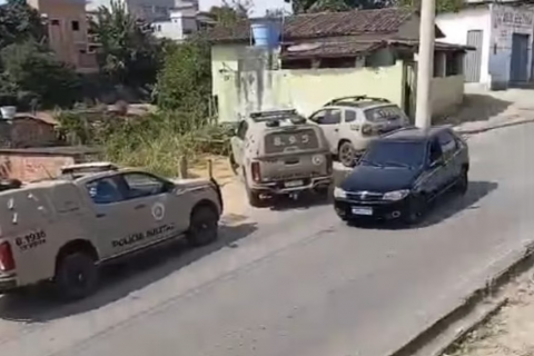 PM prende dois suspeitos, liberta família feita refém e apreende armas em Jaguaquara