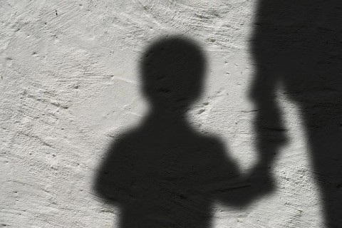 Suspeito de atrair crianças com doces para cometer abusos é preso na Bahia