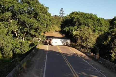 Trecho da BR-330, entre Ubatã e trevo de Ubaitaba, segue interditado após acidente com carreta de gás