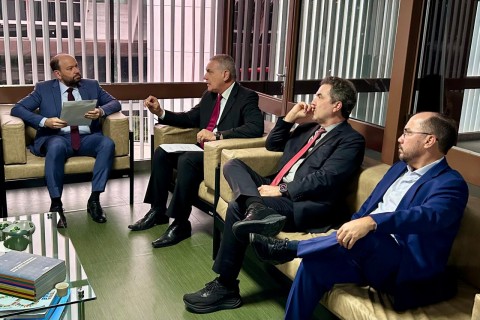 Presidente e corregedor do TCM-BA entregam ao TRE-BA lista de gestores punidos