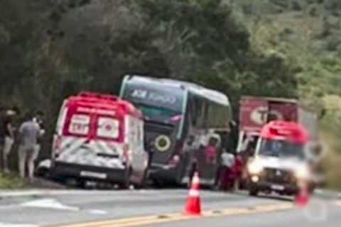 Cobrador morre e três pessoas ficam feridas em grave acidente com ônibus na Serra do Mutum