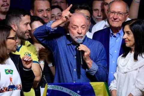 Lula vira disputa contra Flávio Bolsonaro e conquista quarto mandato como presidente do Brasil