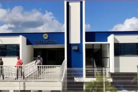 Homem morre após esfaquear segurança e ser baleado no Fórum Eleitoral na Bahia