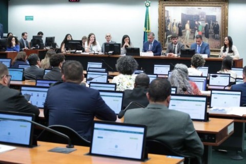 Deputados votam redução da maioridade penal em comissão